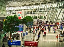 Terminal d'un aéroport et voyageurs.