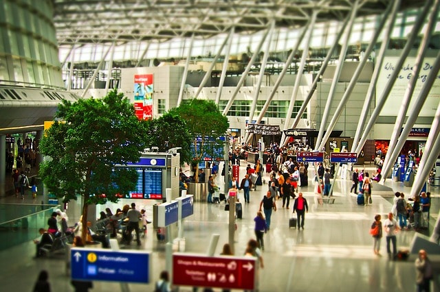 Terminal d'un aéroport et voyageurs.