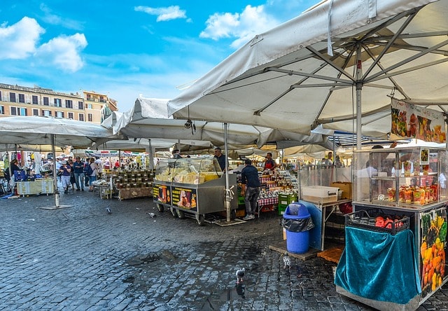 Campo fiori avec le marché de fruits et légumes à Rome.