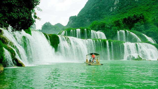 Les cascades de Ban Gioc au Vietnam sur un petit bateau à moteur