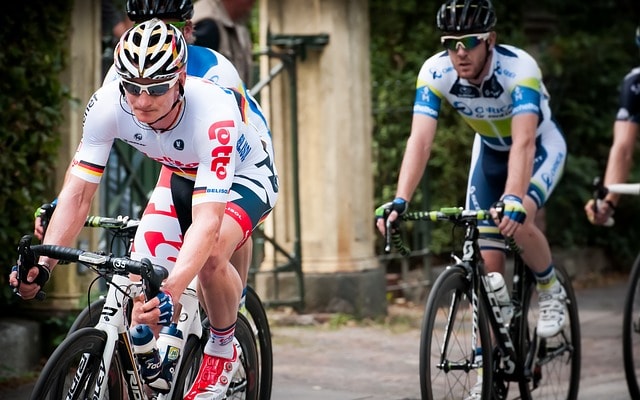 Plusieurs coureurs à vélo.