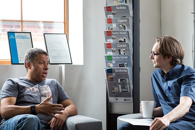 Deux hommes en pleine discussion.