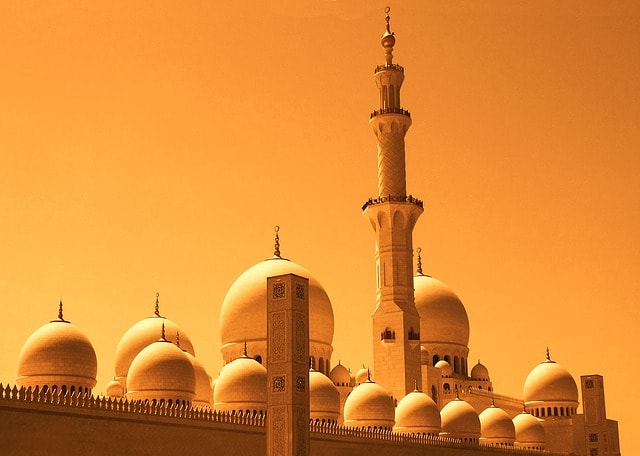 Mosquée avec plusieurs coupoles.