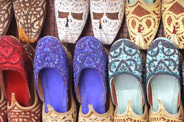 Sandales colorées dans un souk à Dubaï