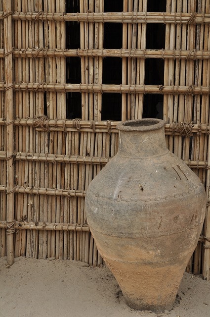 Cruche traditionnelle devant une maison traditionnelle à Dubaï.