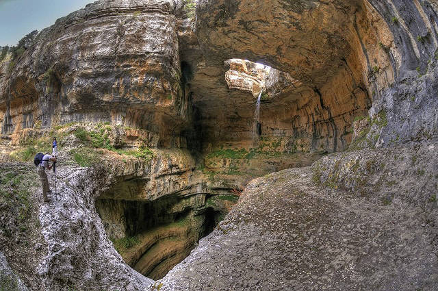 Vue sur le premier pont du gouffre des trois ponts, au Liban