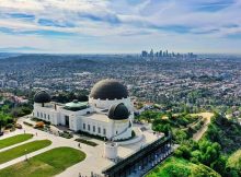 Le parc Griffith Park et son observatoire entouré de verdure.