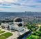 Le parc Griffith Park et son observatoire entouré de verdure.