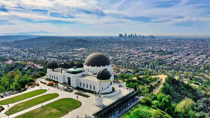 Le parc Griffith Park et son observatoire entouré de verdure.