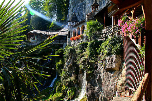 Les discrètes et romantiques cascades des grottes Saint Béat, en Suisse
