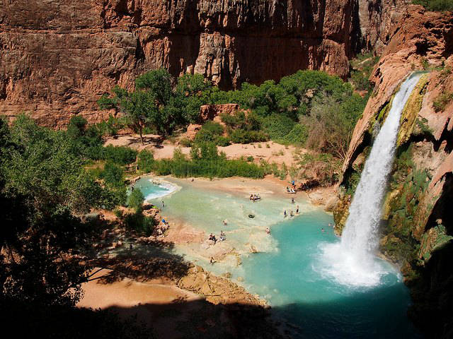 Vue du haut sur les cascades bleu turquoise de Havasu, aux Etats-Unis