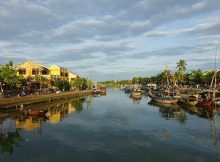 Vue sur Hoi An du pont central qui traverse la rivière de la ville