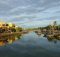 Vue sur Hoi An du pont central qui traverse la rivière de la ville