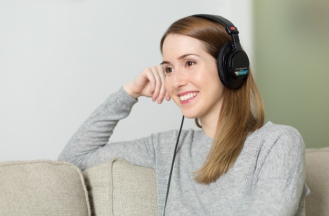 Jeune fille souriante écoutant de la musique.