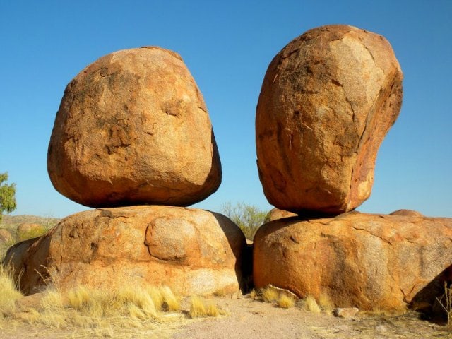 Les deux pierres les plus connues du champ de Devil's Marbles, en Australie