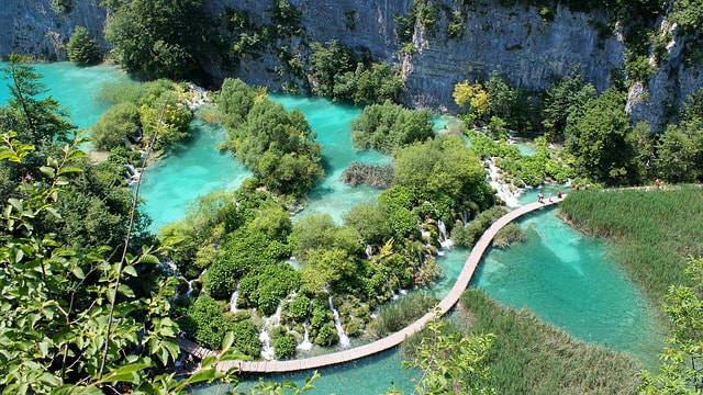 Les cascades de Plitvice en Croatie avec le ponton qui les traverse, vu d'en haut