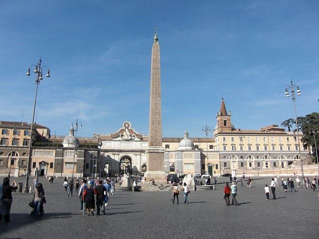 Piazza del Popolo et son obélisque au milieu.