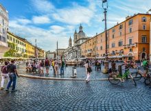 Place pavée piétonne animée à Rome.