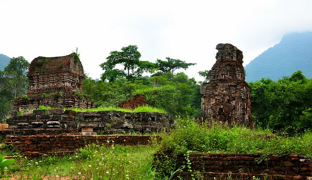 Une partie des ruines de My Son, envahie par la nature