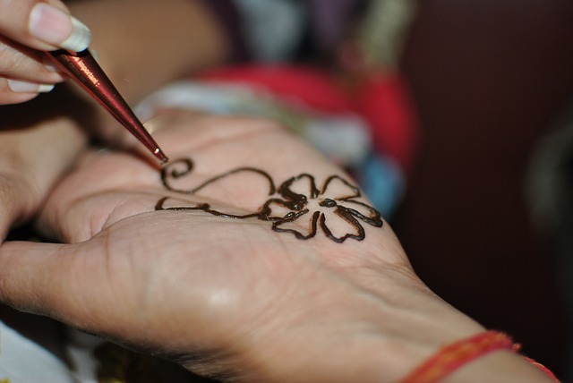Séance de tatouage henné à Dubaï.
