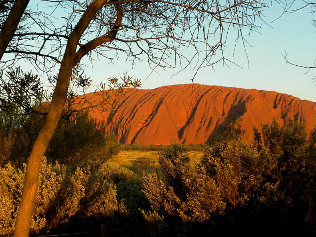Le monolithe de Uluru flamboyant au coucher du soleil