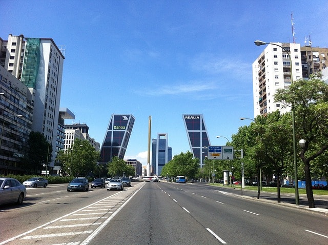 Route goudronnée dans la ville de Madrid.