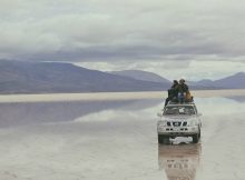 Deux amis et leur 4x4 au beau milieu du désert de Salaar d'Uyuni, en Bolivie