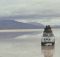 Deux amis et leur 4x4 au beau milieu du désert de Salaar d'Uyuni, en Bolivie