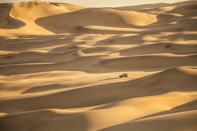 Une voiture perdue au beau milieu du désert de sable de Namibie
