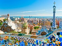 Vue ensoleillée sur Barcelone depuis l'esplanade en mosaïque du parc Güell.