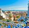 Vue ensoleillée sur Barcelone depuis l'esplanade en mosaïque du parc Güell.