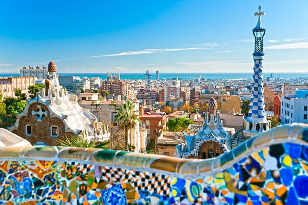 Vue ensoleillée sur Barcelone depuis l'esplanade en mosaïque du parc Güell.