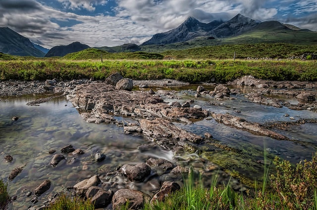 Les Cuillin Hills sous un ciel menaçant