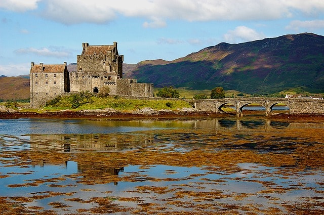 Le château de Eilean Donan se reflétant dans l'eau