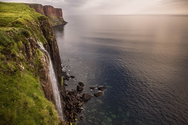 La cascade de Kilt Rock se jetant dans la mer sur l'île de Skye