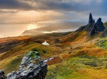 Coucher de soleil sur les menhirs de Old Man of Storr, île de Skye