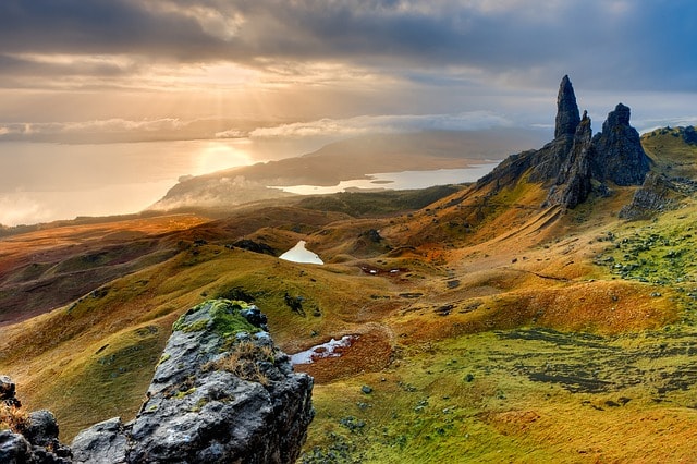 Coucher de soleil sur les menhirs de Old Man of Storr, île de Skye