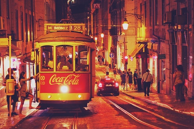 Le tramway du centre-ville de Lisbonne, de nuit