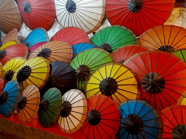 Nuée d'ombrelles sur le marché nocturne de Luang Prabang