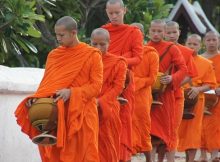 La cérémonie du Tak Bat dans les rues de Luang Prabang