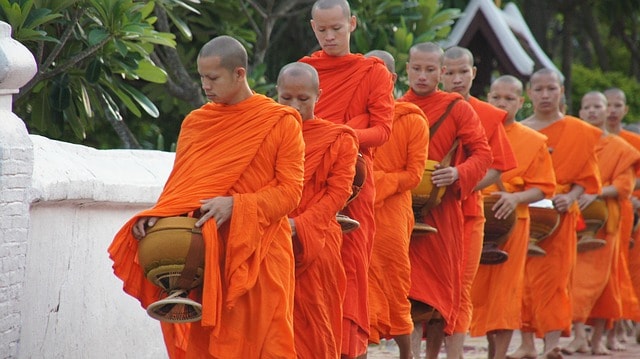 La cérémonie du Tak Bat dans les rues de Luang Prabang