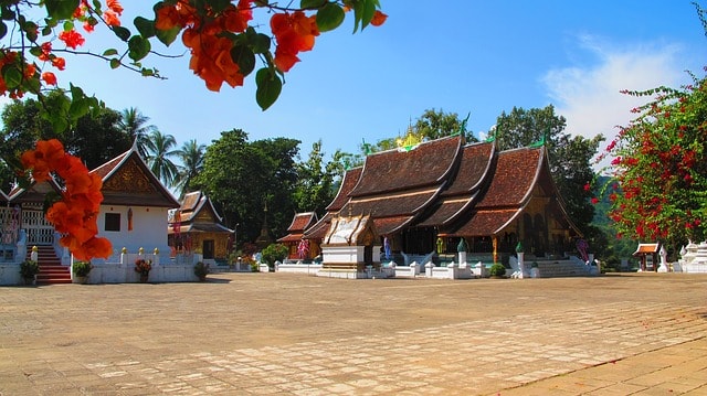 Le temple de Vat Xieng Thong sous les fleurs