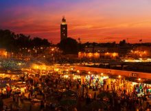 Un couché de soleil orangé sur la ville de Marrakech.