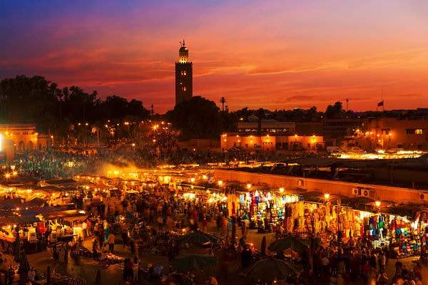 Un couché de soleil orangé sur la ville de Marrakech.