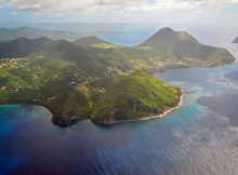 Superbe vue du ciel sur l'île de la Martinique entourée d'un océan bleu profond.