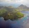 Superbe vue du ciel sur l'île de la Martinique entourée d'un océan bleu profond.