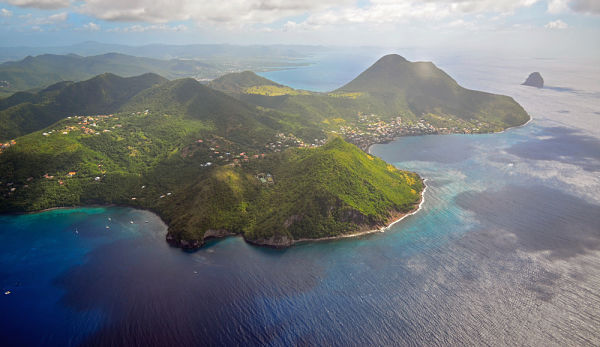 Superbe vue du ciel sur l'île de la Martinique entourée d'un océan bleu profond.