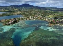 Vue aérienne de Le François, commune de Martinique entouré d'eau bleue turquoise.