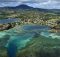 Vue aérienne de Le François, commune de Martinique entouré d'eau bleue turquoise.