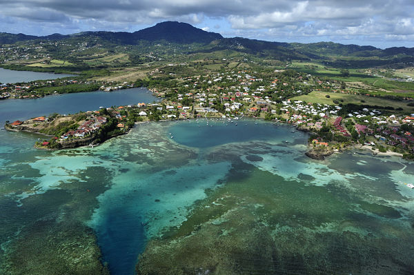 Vue aérienne de Le François, commune de Martinique entouré d'eau bleue turquoise.